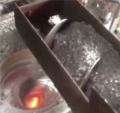 Smältande aluminiumspån för tillverkning av göt